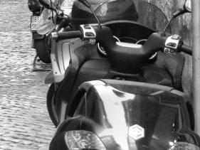 Alley-BW_feat